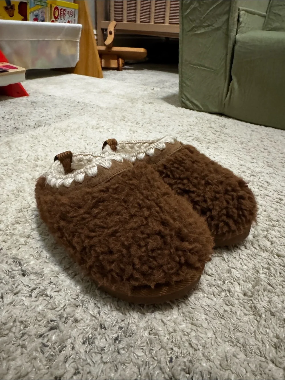 TODDLER FUZZY SLIPPERS SIZE 9 LIKE NEW